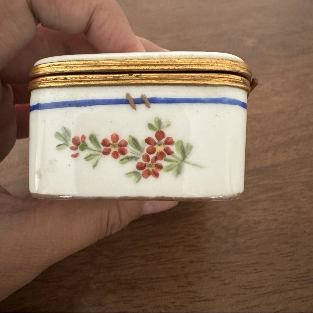 Vintage Limoges Porcelain Handpainted Floral Trinket Box signed - Picture 4 of 10